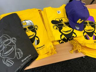 Trička, polokošile, batohy a čepice. Opičáci všude. 🐒😁